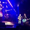Foo Fighters tilskuer bliver hevet på scenen, så han kan spille trommer på 'Under Pressure'