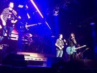 Foo Fighters tilskuer bliver hevet på scenen, så han kan spille trommer på 'Under Pressure'