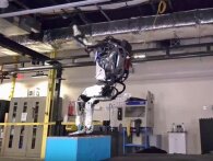 Ny robot kan lave en backflip, og Skynet har aldrig været tættere på