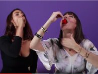Pornostjerner viser 'almindelige' piger, hvordan man spiser en 'is'