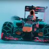Formel 1-racerkører tager en runde på en skiløjpe