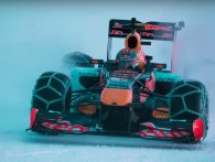 Formel 1-racerkører tager en runde på en skiløjpe