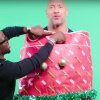The Rock og Kevin Hart pakker hinanden ind som julegaver