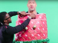 The Rock og Kevin Hart pakker hinanden ind som julegaver