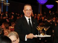 Tom Hanks stjal rampelyset ved Golden Globes - gik rundt og hentede martinis til folk