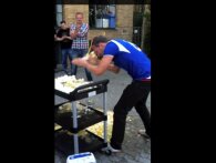 Video: Sådan forsøger du at stikke verdensrekorden i at smadre æg med hovedet...