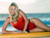 48 år, men stadig topfræk: Se Pamela Andersons nye nøgenbilleder