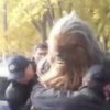 Video: Behåret Star Wars-stjerne uden ID anholdt - kørte rundt med Darth Vader 