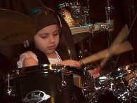 Verdens sejeste 5-årige pige nailer fuldstændig System of a Down's 'Chop Suey' på trommer
