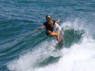 Talentfuld kvindelig surfer er for grim til at blive professionel