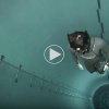 Se en fridykker tage den farlige tur til bunden af verdens dybeste pool