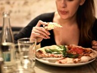 Studie: Mænd spiser mere pizza, når de er sammen med kvinder