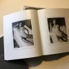 Emily Ratajkowski smider tøjet i 32 aldrig-før-sete fotos i ny udgave af kunstbog