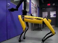 Boston Dynamics' nye robot kan åbne døre - og nu er menneskeheden dødsdømt