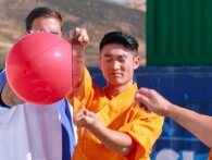 Mindblowing slowmotion-video af Shaolin-munke, der kaster nåle gennem glas