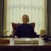 Claire Underwood sidder ved Spaceys bord i trailer House of Cards-finalesæson