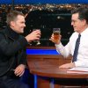 Se NFL spiller Tom Brady drikke øl om kap med Stephen Colbert i The Late Show 
