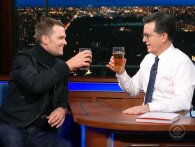 Se NFL spiller Tom Brady drikke øl om kap med Stephen Colbert i The Late Show 