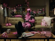 Ryan Reynolds udlodder en lyserød version af Deadpool dragten