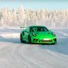 Se en Porsche GTS R3 drøne i gennem en snedækket racerbane 