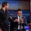 David Blaine stikker en issyl gennem sin hånd på The Daily Show