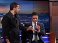 David Blaine stikker en issyl gennem sin hånd på The Daily Show