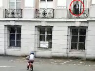 Kvinde fanger spøgelseslignende figur på kamera, mens hun filmer sin søns cykeltur