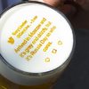 Bryggeri printer VM-updates i folks ølskum, så folk ikke kigger på deres telefon hele tiden