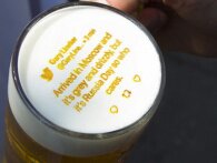 Bryggeri printer VM-updates i folks ølskum, så folk ikke kigger på deres telefon hele tiden