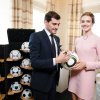 FIFA og Louis Vuitton bortauktionerer historisk sæt autografbolde i kæmpe LV-trunk
