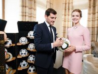 FIFA og Louis Vuitton bortauktionerer historisk sæt autografbolde i kæmpe LV-trunk