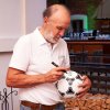 1974 Argentina: Ricky Villa - FIFA og Louis Vuitton bortauktionerer historisk sæt autografbolde i kæmpe LV-trunk