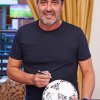1986 Argentina: Sergio Baptista - FIFA og Louis Vuitton bortauktionerer historisk sæt autografbolde i kæmpe LV-trunk
