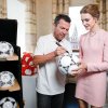 1990 Tyskland: Lothar Matthaus - FIFA og Louis Vuitton bortauktionerer historisk sæt autografbolde i kæmpe LV-trunk