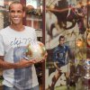 2002 Brasilien: Rivaldo - FIFA og Louis Vuitton bortauktionerer historisk sæt autografbolde i kæmpe LV-trunk