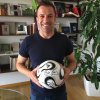 2006 Italien: Del Piero - FIFA og Louis Vuitton bortauktionerer historisk sæt autografbolde i kæmpe LV-trunk