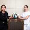 2014 Tyskland: Mario Götze - FIFA og Louis Vuitton bortauktionerer historisk sæt autografbolde i kæmpe LV-trunk