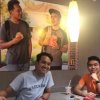 To venner har hængt en plakat af dem selv op i McDonald's - dag 54 og stadigvæk ikke opdaget