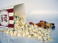 Denne video forklarer, hvorfor popcorn og en tur i biografen hænger uløseligt sammen 