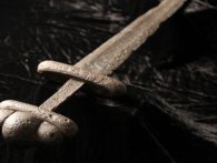 8-årig pige finder 1500 år gammelt sværd fra før Vikingetiden