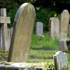 Spøgelsesjæger tilbyder dusør til fem mennesker, der tør overnatte på en kirkegård