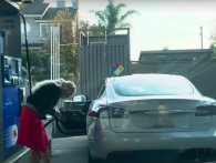 Blondine forsøger at fylde benzin på en Tesla