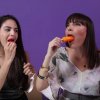 Pornostjerner viser 'almindelige' piger, hvordan man spiser en 'is' 