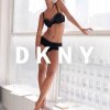 Emily Ratajkowski gør sin ting i ny kampagne fra DKNY