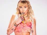 Miley Cyrus - topløs med mad