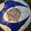 Årets ondeste prank: Mand finder fodbold fyldt med beton på en fodboldbane