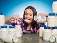 Kvinde inhalerer 2,5 kg mayonnaise på 3 minutter