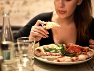Her er de 6 måder folk oftest kommer til skade, når de spiser en pizza