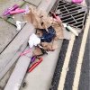 Ukendt person har tabt sin kæmpepose med dildoer på gaden