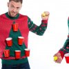 Den ultimative julesweater kombinerer druk, julehygge og ølpong